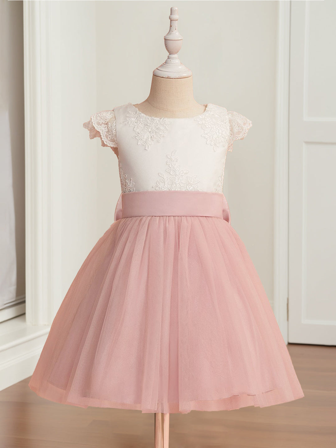 A-Line/Princess Scoop Neck Short Sleeves Knee-Length Flower Girl Dress with Appliques & Bowknot