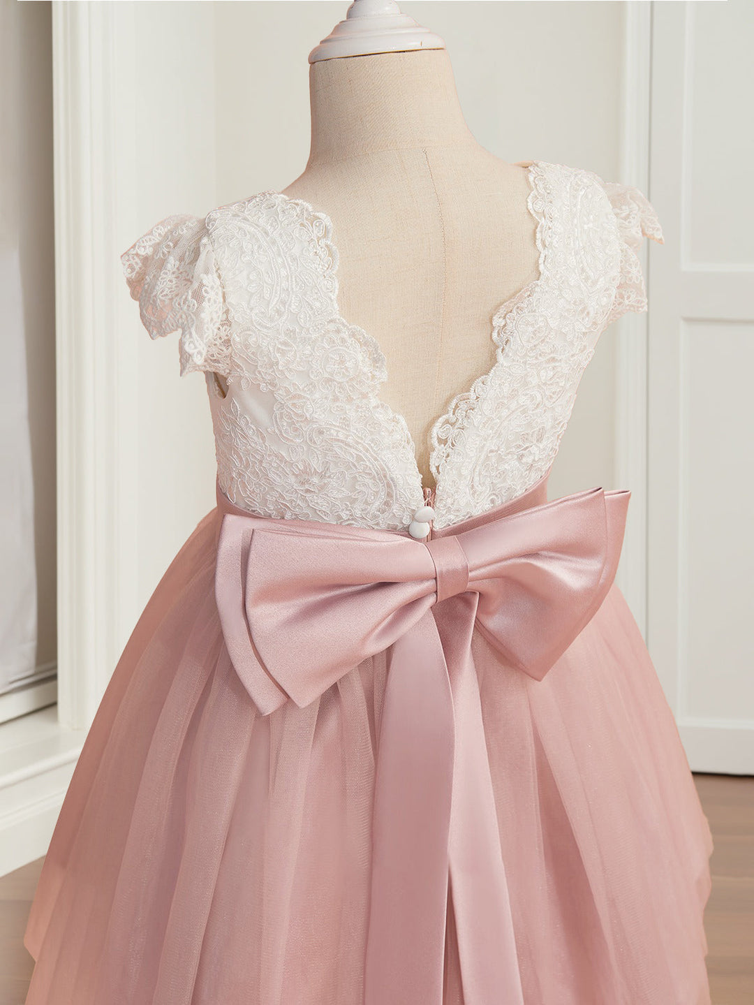 A-Line/Princess Scoop Neck Short Sleeves Knee-Length Flower Girl Dress with Appliques & Bowknot