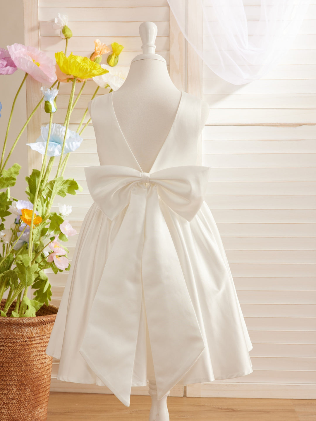 Elegant A-line Satin V-Back Bow Knee-length Flower Girl Dress