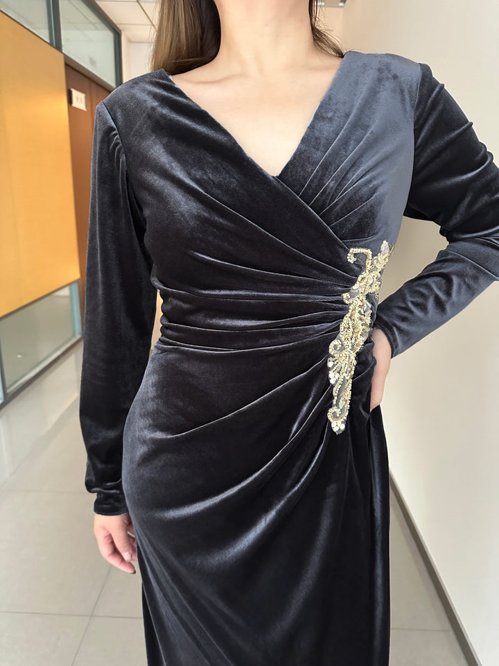 A-Line/Princess V-Neck Long Sleeves Floor-Length Velvet Mother of the Bride Dresses with Ruffles