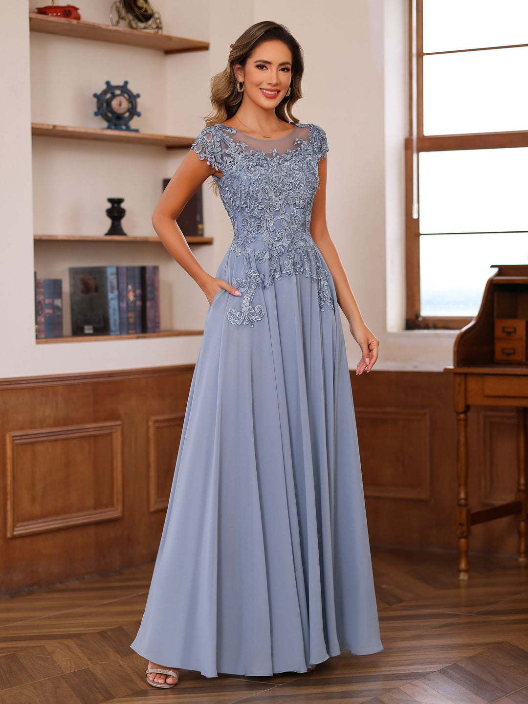 A-Line/Princess Scoop Neck Short Sleeves Floor-Length Mother of the Bride Dresses with Appliques