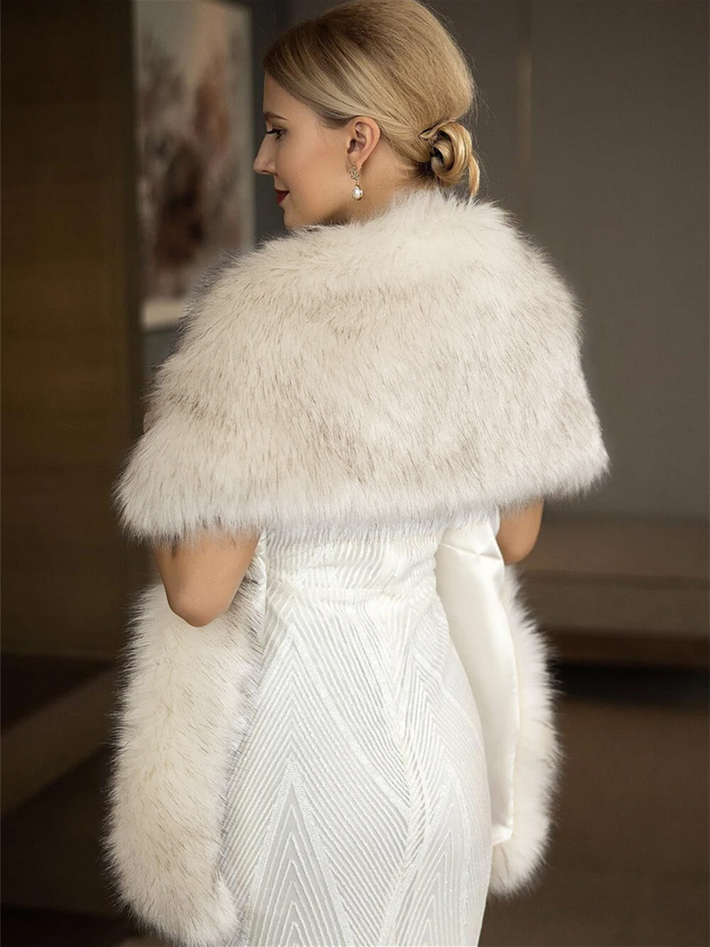 Shawls Bridal's Wraps Elegant Keep Warm Sleeveless Faux Fur Wedding Wraps With Feathers / Fur
