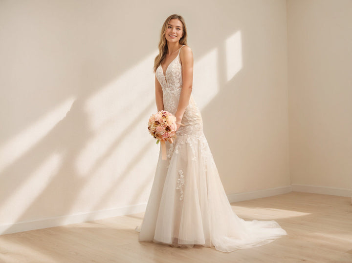 Trumpet/Mermaid Spaghetti Straps Long Tulle Wedding Dresses with Lace Appliques