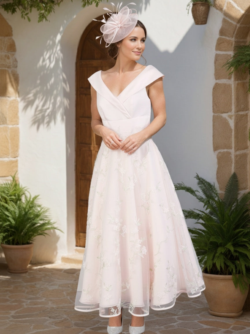 A-Line/Princess Ankle-Length Luxurious Mother of the Bride Dresses with Lace Appliques