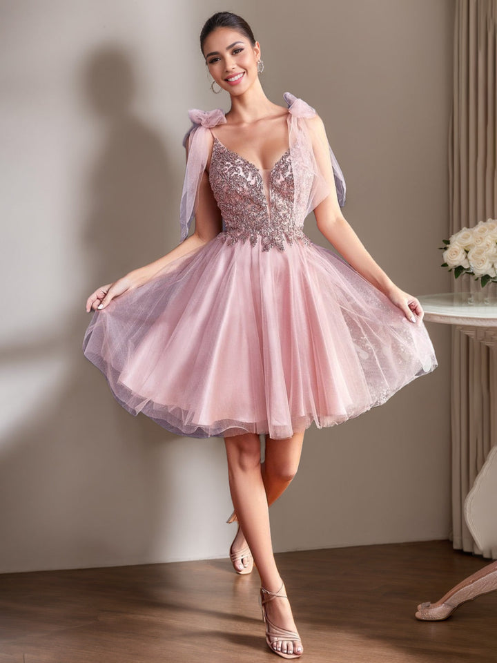 Ball Gown V-Neck Short/Mini Tulle Cocktail Dresses with Sequins & Appliques