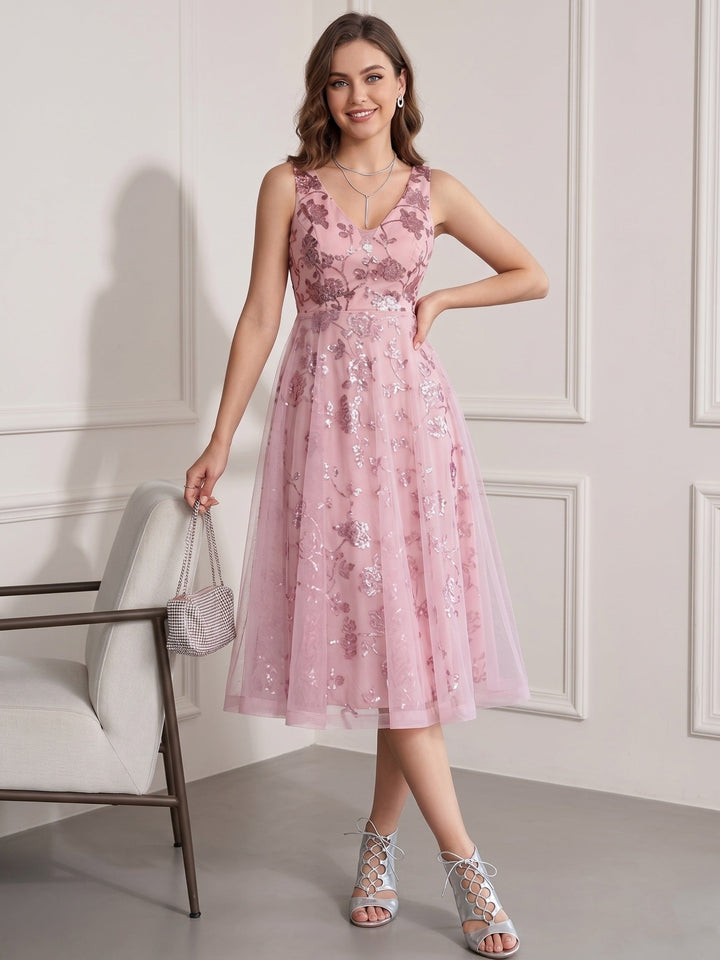 A-Line/Princess V-Neck Tulle Wedding Guest Dresses Knee-Length Sleeveless Embroidery Floral