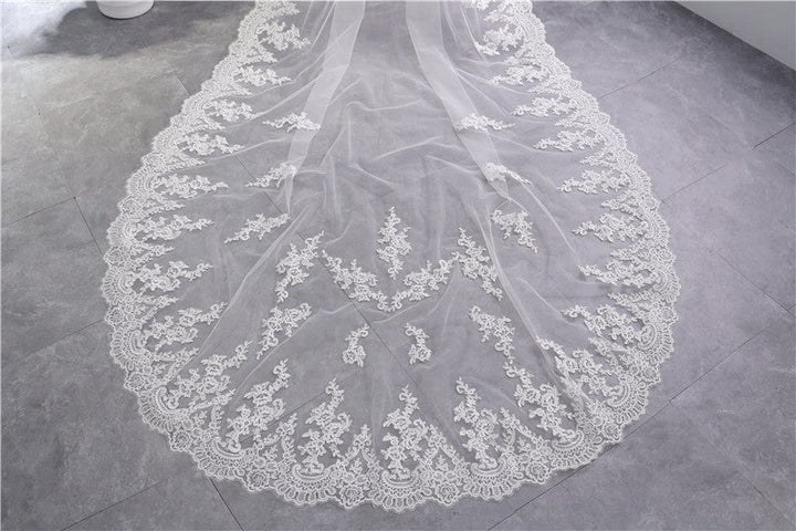 One-tier Lace Wedding Veil with Appliques