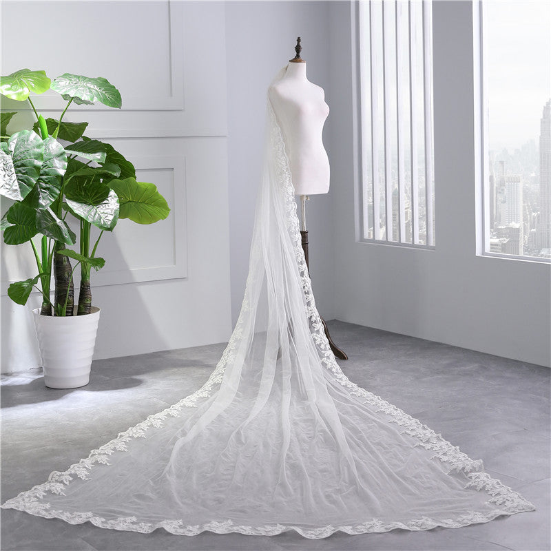 One-tier Lace Wedding Veil with Appliques